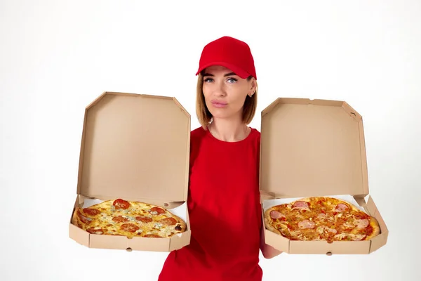 ピザ配達の女の子白い背景に箱の中にピザを示す — ストック写真