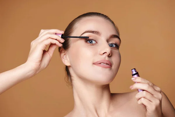 Mulher Bonita Aplicando Rímel Preto Pestanas Longas Grossas Com Escova — Fotografia de Stock