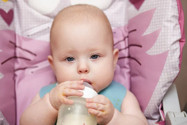 Bebê Adorável Meses Idade Senta Bebe Leite Uma Garrafa — Fotografia de Stock