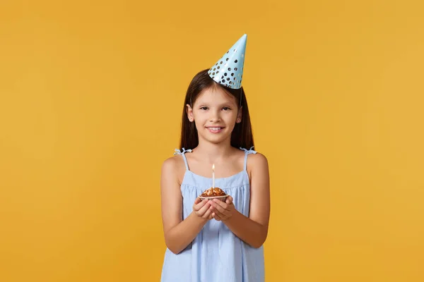 Happy Little Birthday Girl Party Cone Holding Cupcake Yellow Background — Stock fotografie