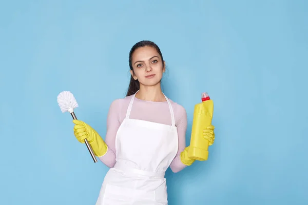 Mulher Luvas Borracha Amarela Avental Limpeza Segurando Escova Vaso Sanitário — Fotografia de Stock