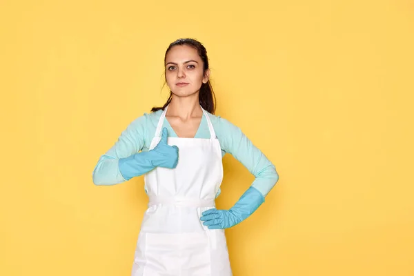 Glad Kaukasiska Kvinna Blå Gummihandskar Och Renare Förkläde Visar Tummen — Stockfoto