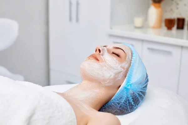 Mooie Vrouw Met Witte Hydraterende Masker Het Gezicht Spa Salon — Stockfoto