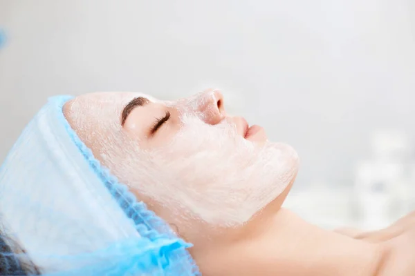 Mooie Vrouw Met Hydraterende Masker Het Gezicht Spa Salon Close — Stockfoto