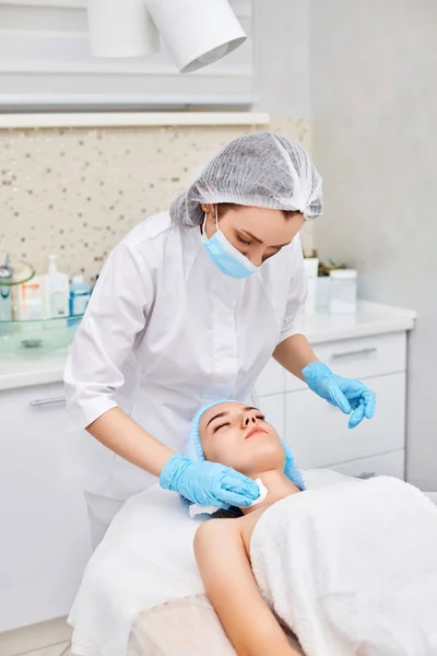 Kosmetolog Rengör Huden Från Ansiktet Vacker Kvinna Perfekt Rengöring Spa — Stockfoto