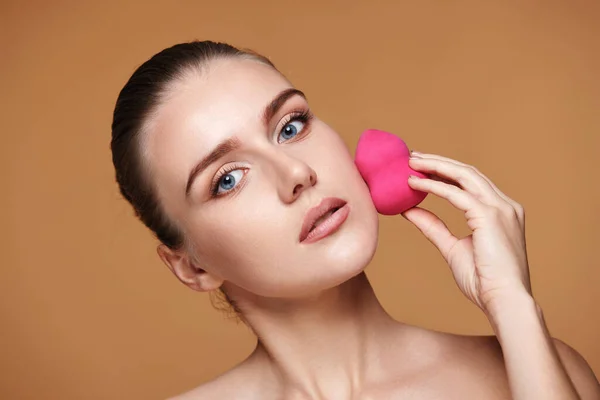 Jovem Atraente Posando Com Esponjas Cosméticas Rosa Fundo Bege — Fotografia de Stock