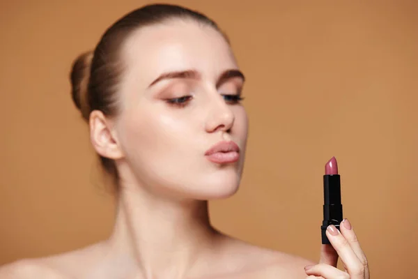 Schöne Junge Frau Mit Trendigen Nudefarbenen Lippenstift Auf Beigem Hintergrund — Stockfoto