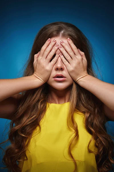 Triste Temuto Depresso Donna Spaventata Shirt Gialla Sfondo Blu Ucraina — Foto Stock