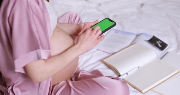 Mulher Grávida Pijama Rosa Sentada Cama Usando Smartphone Com Tela — Vídeo de Stock