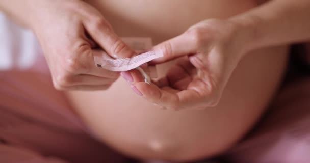 Vrouw Het Aanbrengen Van Huidverzorging Crème Zwangere Buik Striae Thuis — Stockvideo