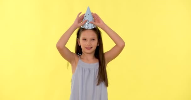 Gelukkig Verjaardag Kind Meisje Blauw Jurk Zet Partij Hoed Gele — Stockvideo