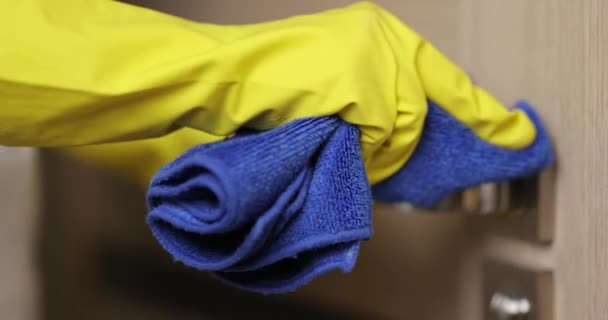 Mãos Femininas Luvas Borracha Amarela Limpeza Maçaneta Usando Pano Azul — Vídeo de Stock