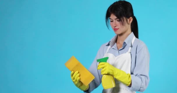 Mujer Caucásica Guantes Goma Delantal Más Limpio Celebración Detergente Pulverizador — Vídeo de stock