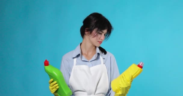 Красивая Женщина Резиновых Перчатках Чистый Фартук Выбирает Между Двумя Чистящими — стоковое видео