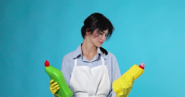 Hermosa Mujer Guantes Goma Delantal Más Limpio Elige Entre Dos — Vídeo de stock