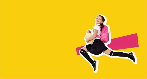 Linda Colegiala Saltando Con Mochila Rosa Sobre Fondo Amarillo Niño — Foto de Stock