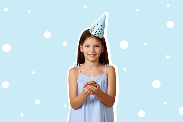 Feliz Pequena Aniversariante Com Festa Cone Segurando Cupcake Fundo Azul — Fotografia de Stock