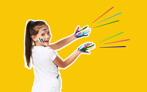 Gelukkig Klein Kind Meisje Tonen Handen Geschilderd Kleurrijke Verf Gele — Stockfoto