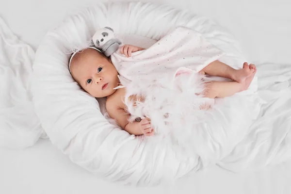 Söt Nyfödd Baby Sova Med Nalle Leksak Vit Bakgrund — Stockfoto