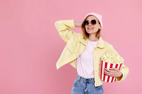 Cheerful Young Woman Sunglasses Hat Watching Movie Film Holding Bucket — Foto de Stock