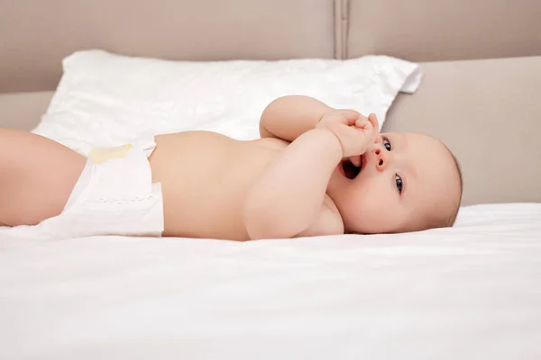 Cute Little Newborn Baby Girl Lying White Beedsheets Home — Stock Photo, Image