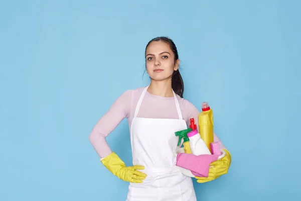 Vacker Kaukasiska Kvinna Handskar Som Håller Hinken Med Rengöringsmedel Isolerad — Stockfoto