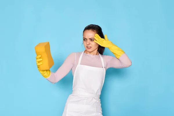 Sarı Lastik Eldivenli Tatminsiz Kadın Temiz Önlüklü Mavi Arka Planda — Stok fotoğraf