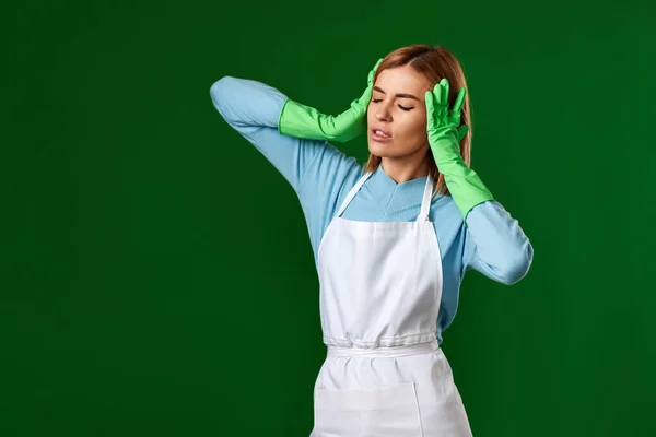 Trött Blond Kvinna Handskar Och Renare Förkläde Grön Bakgrund — Stockfoto