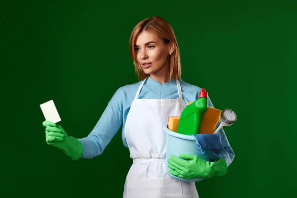 Professionell Renare Kvinna Med Hink Med Rengöringsmedel Som Visar Tomma — Stockfoto