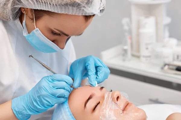 Mulher Jovem Durante Procedimento Limpeza Facial Mecânica Clínica Beleza Cosmetologist — Fotografia de Stock