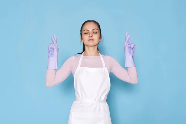 Vacker Kaukasiska Kvinna Gummihandskar Med Finger Korsade Gest Blå Bakgrund — Stockfoto