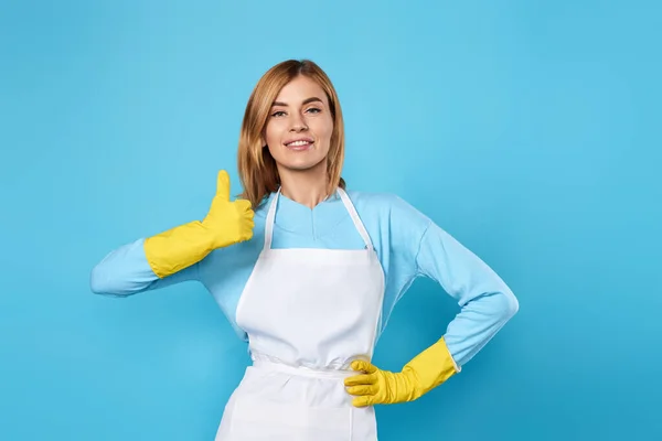 Sarı Lastik Eldivenli Gülümseyen Sarışın Kadın Mavi Arka Planda Iyi — Stok fotoğraf