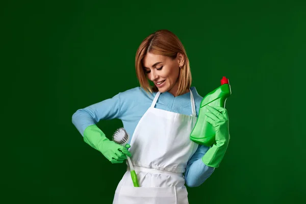 Glad Blond Kvinna Gummihandskar Hålla Borste Och Flaska Tvättmedel Grön — Stockfoto