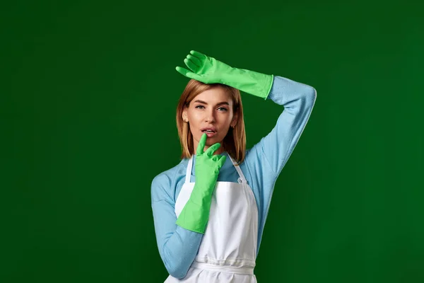 Sexig Kvinna Gummihandskar Och Renare Förkläde Tittar Kameran Grön Bakgrund — Stockfoto
