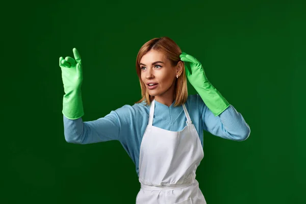 Positiv Blond Kvinna Gummihandskar Och Renare Förkläde Vidröra Virtuell Skärm — Stockfoto