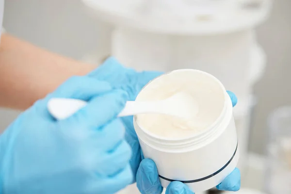 Primer Plano Frasco Plástico Blanco Con Crema Facial Lujo Manos — Foto de Stock