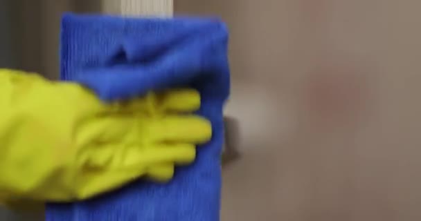 Manos Femeninas Guantes Goma Amarillos Limpiando Picaporte Usando Trapo Azul — Vídeo de stock