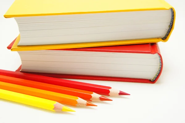 Books and crayons in warm colors. — Stock Photo, Image