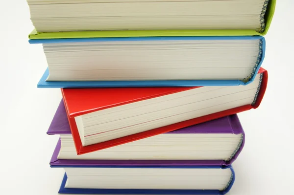 Livro vermelho necessário em uma pilha de outros livros . — Fotografia de Stock