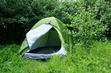 bir çim üzerinde turist çadır.