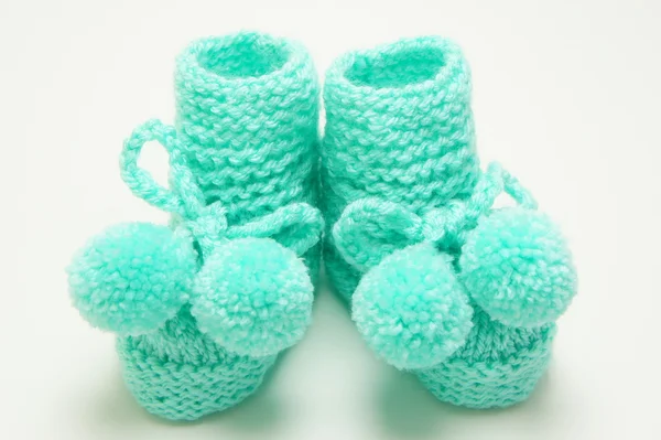 Baby 's bootees turquoise . — стоковое фото