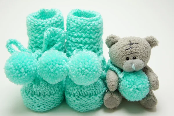 婴儿毛线鞋绿松石与熊. — 图库照片