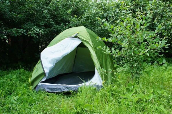 bir çim üzerinde turist çadır.