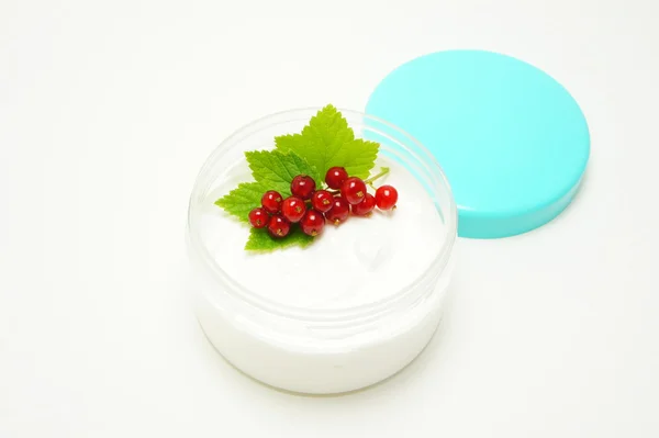 Crème van natuurlijke ingrediënten. rode bessen. — Stockfoto