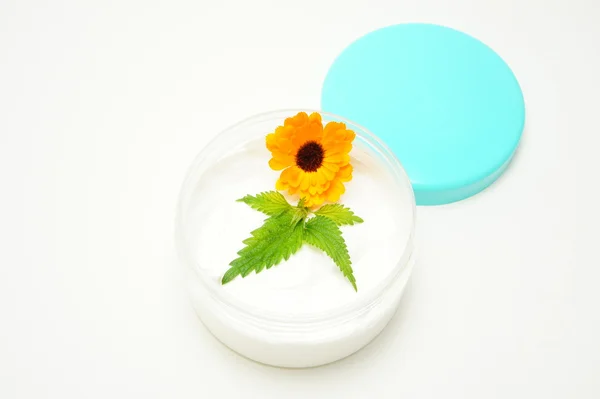 krem doğal malzemelerle. Astra ve ısırgan otu.