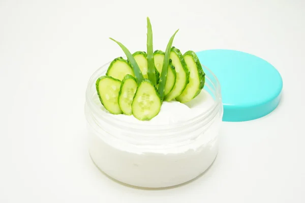Cream from natural ingredients. Cucumber and aloe. — Stock Photo, Image