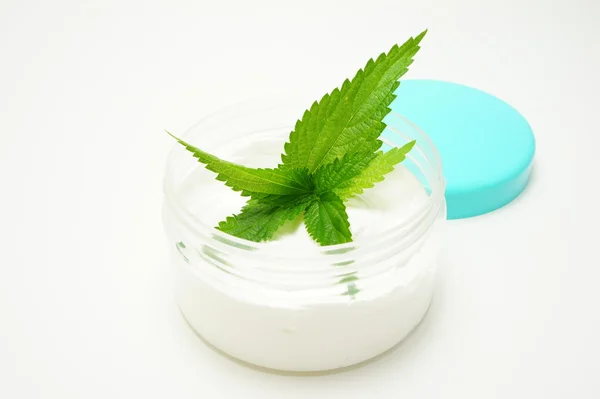 Cream from natural ingredients. Nettle. — Stock Photo, Image