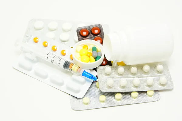 Leki. strzykawka i biały jar na opakowania tabletek. — Zdjęcie stockowe