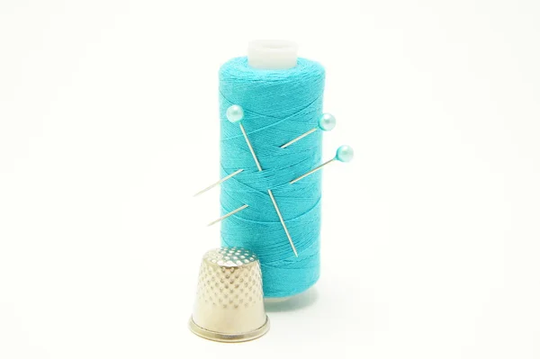 Mavi iplik iğne yüksük ile.