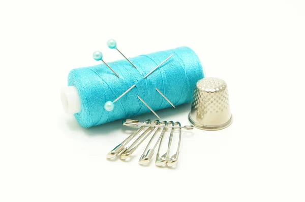 Blue thread with pins, needles and thimble. — Stock Photo, Image